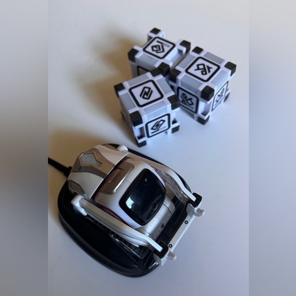 Perfect condition, works great. It comes with its three cubes, and charger. - Picture 3 of 3